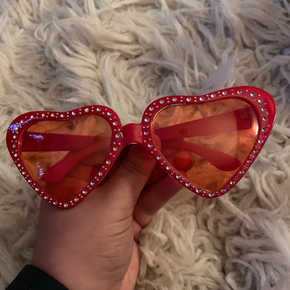 🌻 heart shaped sunglasses 🌻